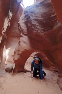 Radim leze dírou v Peek a Boo Gulch.
